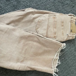 Jeans - Vida/raka jeans från Lager 157 i storlek xs. Lite sönder vid ett sån bältes grej. Se bild 