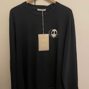 Our Legacy Long Sleeve - Säljer denna Our Legacy long sleeven med Stone Paper Scissors print:)  - Size 50 (~L) - Condition 10/10 dswt  - 700 kr men kan tänka mig att släppa den för 600 vid snabb affär. (nypris 1300)