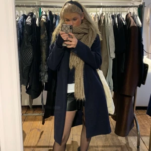 Kappa marinblå - Fin kappa köpt på zara förra vintern men som inte kommer till användning. 