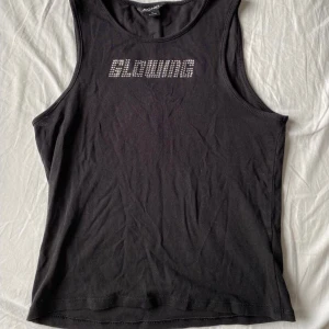 Svart Y2K linne - Svart Y2K linne från monki! Storlek S Bra skick och fett snygg med rhinestones 💎💎💎