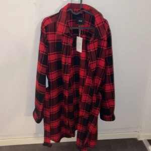 En kappa från zizzi  med prislapp kvar. - Plagget är aldrig använd säljer den då den inte passar mig eller min still länge. Men den har bra kvalitet, den är inte superlång menn går typ över rumpan på mig, ( Originalpriset på kappan är 799kr )