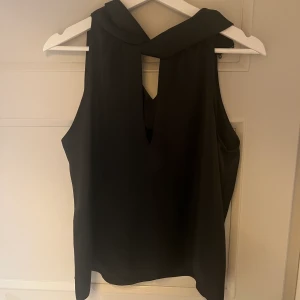 Satin Topp - Populär svart satintopp från zara. Köpt i somras och ej använd så i nyskick. Helt slutsåld. Köpt för ca 350kr vad jag minns. 🖤