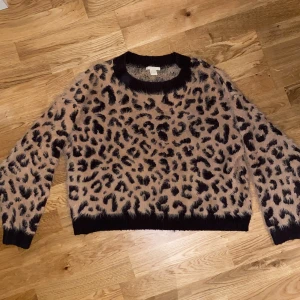 Mys tröja - Materialet på denna tröja är obeskrivligt, så otroligt mjukt och skönt och så mysigt att ha på sig. Knappt använd i storlek M, men funkar som S med🌸 