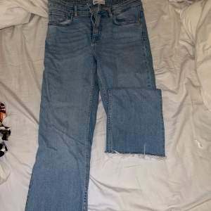Kortare ZARA jeans med utsväng vid ankeln  Sitter perfekt på mig som är 162cm  Köpt för 299kr/399kr Säljer för 100kr Storlek M