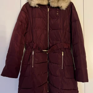 Jacka från Kappahl  - Vinterjacka i storlek L.  Sparsamt använd.  Nypris 899 kr. 