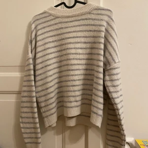 Stickad tantig tröja från nakd  - Randig fin stickad tröja från nakd i storlek s💕