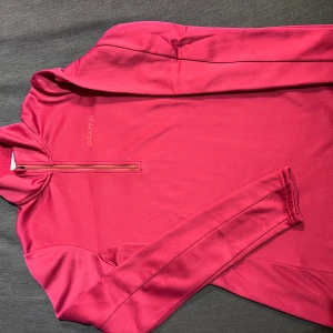Craft mellanlager, strl S - Tröja med zip, mjuk borstad insida. Strl S. Sparsamt använd, mkt bra skick. Frakt betalas av köparen.