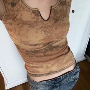 y2k linne - sjukt coolt y2k linne, storlek M enligt storleksbeteckningen men den är omsydd till XS-S av tidigare säljare (se tredje bilden). Frakt ingår i priset. 