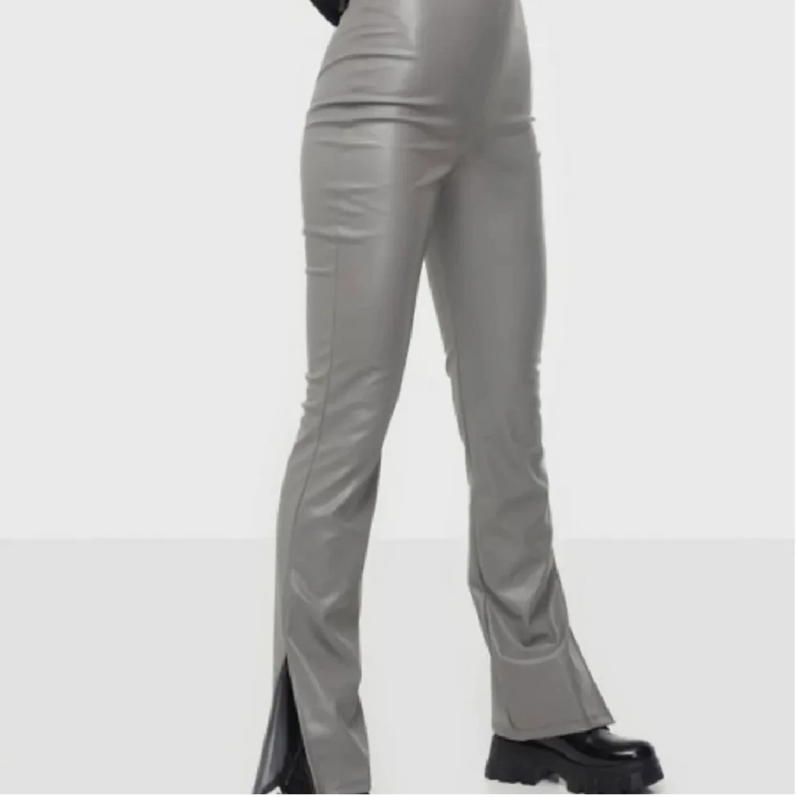 Grå skinnbyxor från Nelly - 90