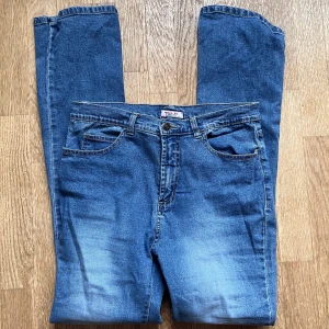 Utsvängda jeans - Jeans jag köpte på secondhand men inte blev så nöjd med. Rätt stor och lös runt midjan. 