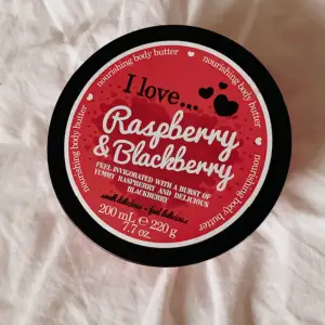 Oöppnad body cream i doft av Raspberry & Blackberry från märket ilovecosmetics 💗själva krämen är knall rosa.