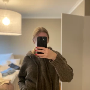 Stickad kofta från zara - Jättemysig stickad kofta från Zara, jättefint skick men kommer inte till användning💕