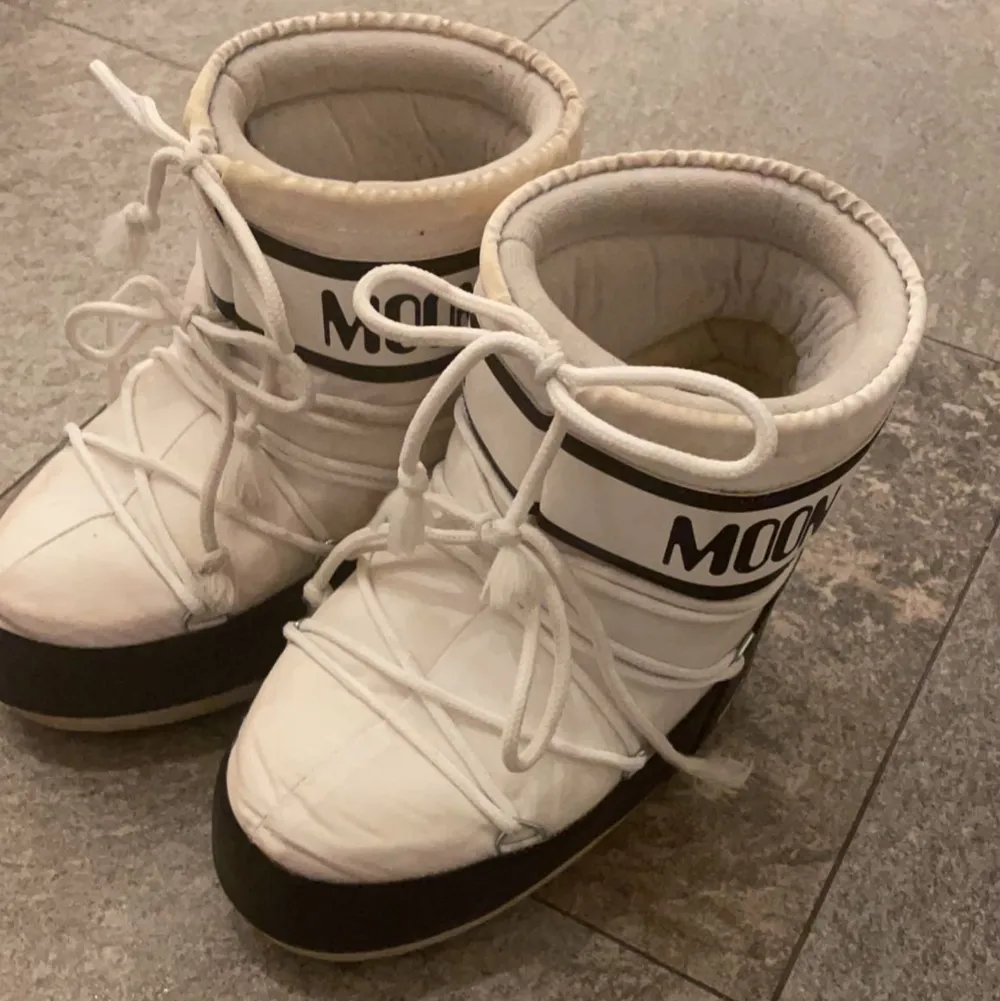 Säljer nu mina moon boots!💕💕 Dem är lite använda och har tyvärr lite missfärgningar som man ser på bilderna. Det syns mindre när man har de på sig och är då inget man tänker på. Storleken är 36/38 och jag har 38 i skor och de sitter super bra på mig💕. Skor.