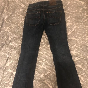 Lågmidjade Lee Jeans - Säljer nu mina lågmidjade Lee jeans som är i mycket bra skick!! Så sjukt fina men behöver bli av med lite kläder😫Hittar ingen lapp för storlek men dem passar bra på mig som brukar ha 26-28x32 i jeansstorlek🫶🏼 Så här sitter dig på mig som är ca 168 cm lång🤗