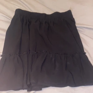 Kjol - Superduper söt svart kjol som jag aldrig använt så i helt nytt skick, köparen står för frakt 49kr❤️