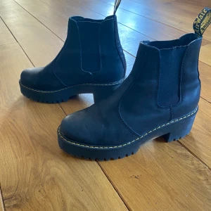 Dr martens - Ett par dr martens med hög sula och en liten klack. Säljes då de inte kommer till användning😊