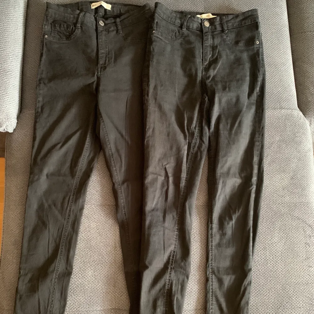 Svarta jeans från ginatricot! Använder inte längre jeansen så säljer dem nu. Jag har två likadana jeans med samma storlek som jag säljer. Man kan köpa båda för 170kr men det går också bra att köpa dem för 90kr styck!  Priset kan diskuteras💕. Jeans & Byxor.
