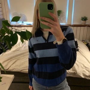 Tommy Hilfigee randig blå zipup - Säljer min zip från Tommy hilfiger då den tyvärr är lite liten på mig, as snygg att ha i vinter 💓