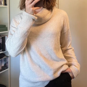 Polotröja - Använde ett fåtal gånger. Superskönt material, perfekt till vintern💕 storleken är S men den är ganska stor så den passar även M och ev L beroende på hur man vill att den ska sitta. Skriv för fler bilder och frågor💕