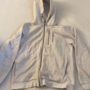 Sailracing kofta - Säljer min oanvända sailracing kofta då den ej kommit till användning, den är som ny. Ny pris: 999kr