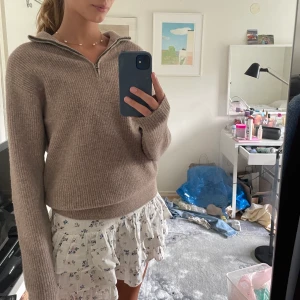 Beige stickad halvzip up tröja Uniqlo - Säljer denna otroligt mjuka tröja från uniqlo. Tröjan är i nyskick utan defekter, står storlek xs men skulle säga att de är en M, den har långa armar! 