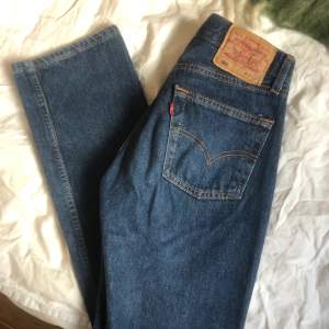 Mörkblå Levi’s 501:or köpta second hand, men i helt perfekt skick! Säljer pga börjar bli för små för mig❤️‍🩹 Köpta för 1099kr💙💙 Jag är 168cm och har normalt strl XS i jeans!!!