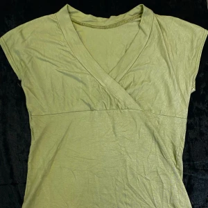 Grön t-shirt <3 - Grön topp med V-ringning :) mycket bra skick, fri frakt! Midja- 84 cm Byst- 96 cm längd- 165cm