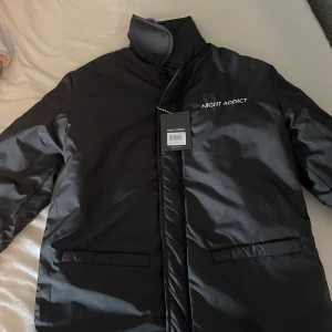Jacka - Helt ny oanvänd jacka som är köpt från asos. Man kan vända den och klä på sig dig på båda sidorna.