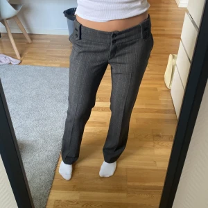 Lågmidjade kostmbyxor - Säler eventuellt dessa byxorna beroende på vad priset blir💕 de sitter helt perfelt och är tillräckligt långa för mig som är 170 men långa ben!! Står ingen storlek men förmodar runt 36 men 34 kan ha dom också.