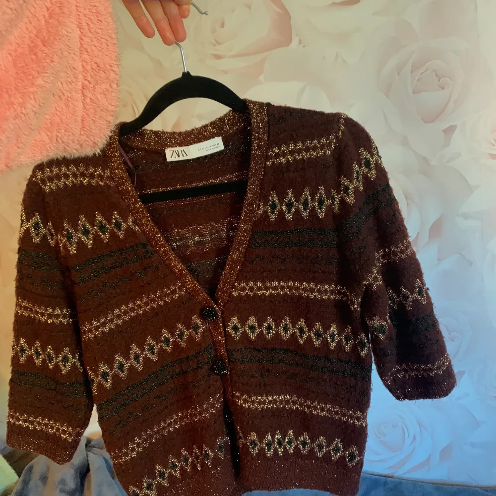 En super söt cardigan ifrån ZARA. Har verkligen använt den och varit så nöjd med den, säljer vidare den till någon som kommer att fortsätta använda den med kärlek🙏🏻🤍🥰. Stickat.