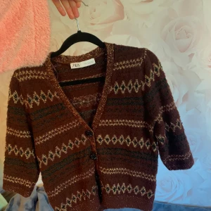 Stickad cardigan ZARA - En super söt cardigan ifrån ZARA. Har verkligen använt den och varit så nöjd med den, säljer vidare den till någon som kommer att fortsätta använda den med kärlek🙏🏻🤍🥰