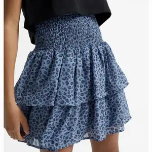 Säljer denna populära slutsålda kjol ifrån Kappahl! Säljer för den inte kommer till användning💙💙 är i storlek 170 så passar S-M då dem har elastiska resår 