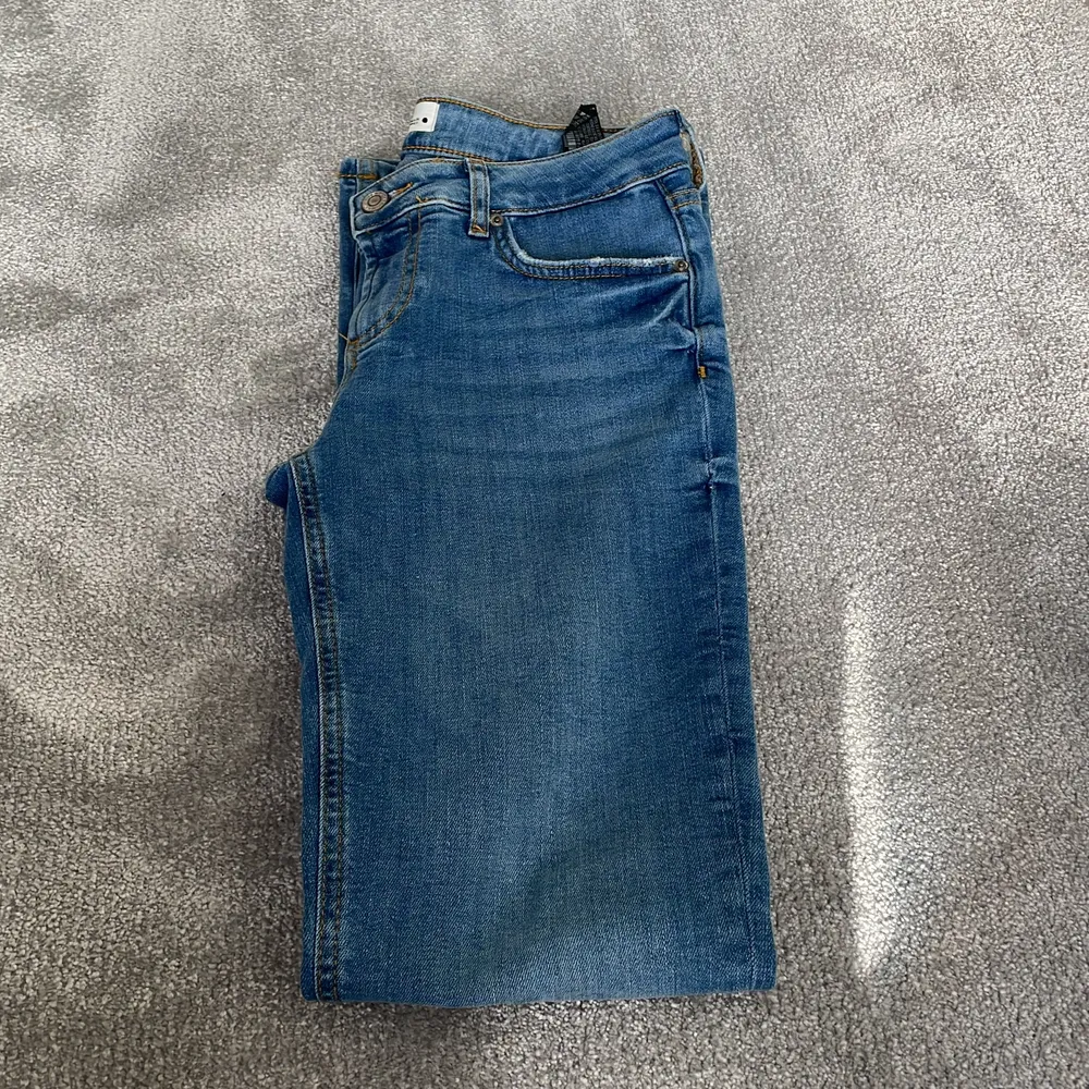 Säljer ett par snygga jeans från zara helt nya använda en gång säljer pga för stora💙💙 Ny pris 399 säljer för 250. Jeans & Byxor.
