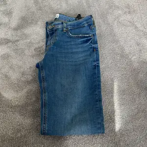 Säljer ett par snygga jeans från zara helt nya använda en gång säljer pga för stora💙💙 Ny pris 399 säljer för 250