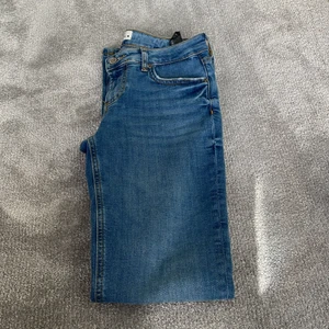 Snygga blåa bootcat jeans från zara💙 - Säljer ett par snygga jeans från zara helt nya använda en gång säljer pga för stora💙💙 Ny pris 399 säljer för 250