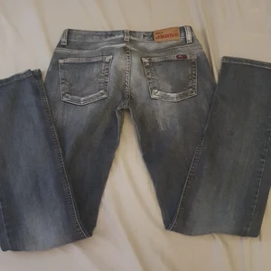 Only jeans, vintage Grey. Lågmidjade - Skitsnygga only jeans, svåra att få tag på. Hade haft dem varje dag om de passade men tyvärr är de försmå😔💓 de passar både 34 och 36 skulle jag säga, de kan va liiite tajta om man har storlek 36🥰 färgen kommer inte fram på bilden då min kamera suger, de är ljus gråa och washed på vissa ställen💕 De är raka i formen och lågmidjade💥💫 Budet börjar på 100kr buda i kommentarerna😚 Skriv för mer bilder!! ‼️‼️ Har nu ändrat bud tiden till imorgon klockan 11‼️‼️ går att köpa direkt, kontakta Isånafall mig💞