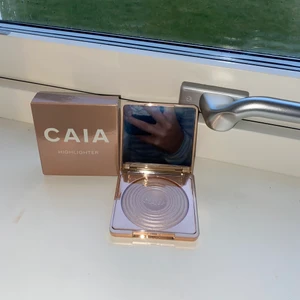 Helt ny Caia higligter - Säljer den då jag reklamer min andra men den funkar fortfarande och där av säljer jag den som jag fick ny. Inte amdvänd elr bortdragen plast bit över. Endast öppnad för att fota.💗Nypris 325kr