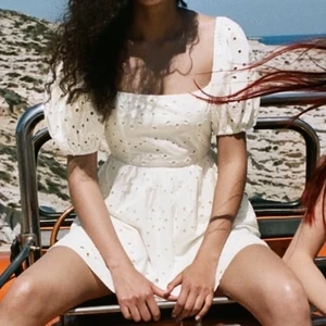 Vit student och sommarklänning  - Perfekt till sommaren eller studenten ☺️ helt slutsåld i butik och på nätet! Storlek M men går att justera i ryggen så passar fler 🫶🏼 helt ny med alla lappar kvar 