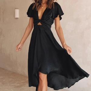 Klänning NY - OANVÄND! Såååå fin men den var för liten, kunde inte knäppa den (har S egentligen, så den passar XS) 🥲 Nypris: ca 1200kr med tull och frakt