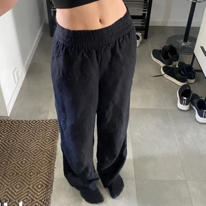 Svarta linnebyxor  - Säljer nu mina svarta linnebyxor från h&m då jag inte tycker de sitter bra på mig. Jag har bara använt dem några gånger så är i bra skick! Dem två första bilderna är lånade och hon på bilden är 170 men de sitter även bra i längden på mig som är 166 men tror det skulle passa någon mellan där beroende på hur man vill att de ska sitta. Det är bara att höra av sig om fler bilder. Blir budgivning om fler är intresserade.