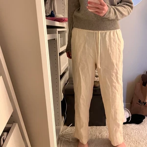 Linnebyxor  - Gräddvita linnebyxor från H&M.💗 Köpte byxorna här på Plick och därmed vet jag tyvärr inte storleken, lappen är borta. ☀️ Jag skulle gissa på storlek XS eller S