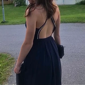 Balklänning Strl 34 - Navy blå balklänning endast använd en gång och i mycket fint skick💖 Perfekt till bal och liknande. Från början köpt från Nelly i strl 34 och säljer den för 400kr + frakt✨