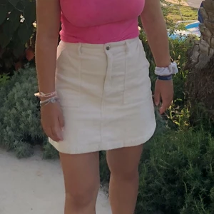 Manchester kjol - Jättefin krämvit manchester kjol! 🤍 Köpt från Monki och är i storlek 38. Kjolen är i bra skick! Pris 100kr + frakt. Kom privat för mer bilder / frågor ☺️☺️