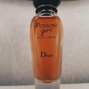 Poison Girl av Christian Dior är en orientalisk vaniljdoft för kvinnor. Doften tillkännages som en bitter - söt blommig, skandalöst utsökt, gjord för rebelliska unga kvinnor som följer sina drömmar.