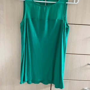 Tunnt somrigt linne  - Ett jätte fint linne som är perfekt till sommaren med sin härliga färg. Linnet är i bra skick och används få gånger. Skriv för frågor! 