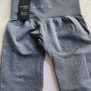 NVGTN  - Nvgtn i storlek xs. Ej använda, jag har endast tvättat dem en gång men dem har aldrig kommit till användning för har dem i storlek S också och dem skiljer typ ingenting i storlek. Beställde båda från hemsidan för dem tar slut så snabbt men dem kommer aldrig till användning. Köparen står för frakten.