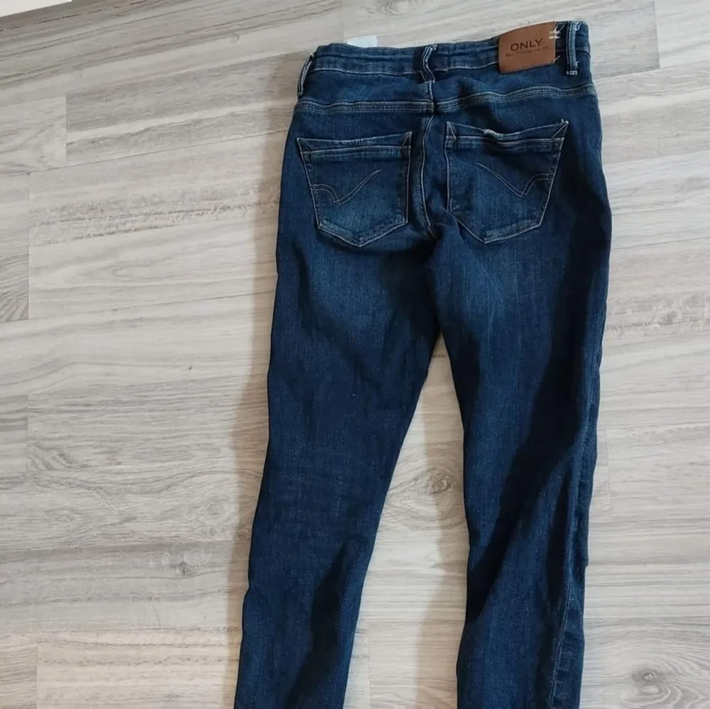 Jeans från only med elastiskt material. Storlek  xs  32 . Knappt använda så är i bra skick . Jeans & Byxor.