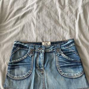 Vintage kort lågmidjade kjol i färgen jeans blå. Assnygg till sommaren och har fickor därbak. Säljer för den inte passar mig 