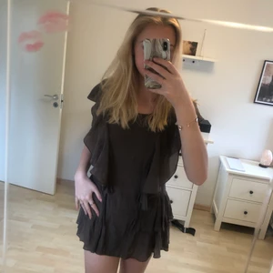 Superfin klänning från Vero Moda!! - Jättefin brun klänning som passar perfekt till sommaren, säljer då den tyvärr inte kommer till användning💓