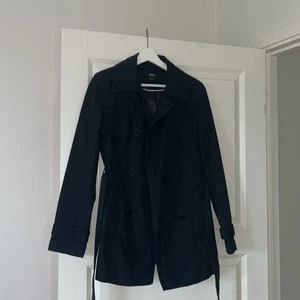 Svart kappa - Svart elegant kappa, med skärp storlek 40